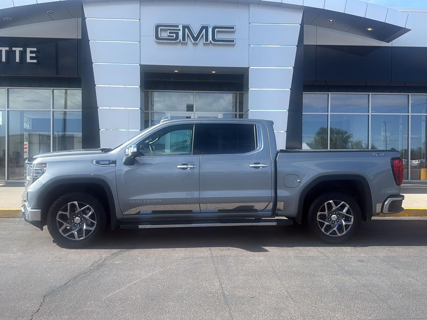 2024 GMC Sierra 4WD Crew Cab Short Box SLT's photo